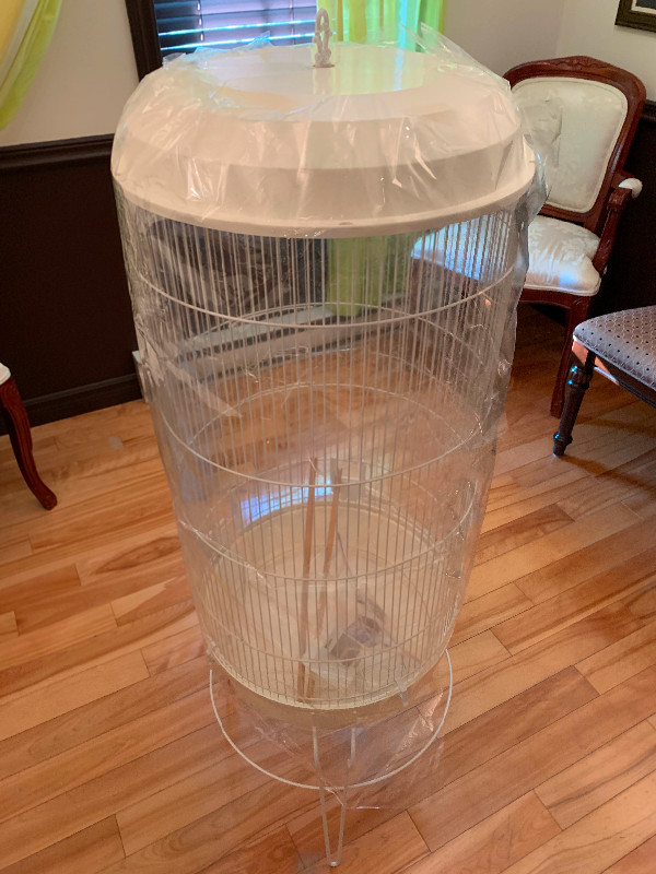 Bird Cage with Metal Stand dans Accessoires  à Laurentides