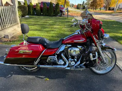 2011 Harley Davidson ultra limited with 21 inch spoke front tire Rockford fosgate stereo 6 hog tunes...