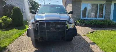 POUR PIÈCES SEULEMENT. CAMION AU RANCART. Bumper avant en acier avec push-bar. Bumper arrière égalem...