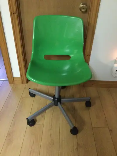 Chaise de bureau ajustable pour ados, impeccable Prix: $10,00