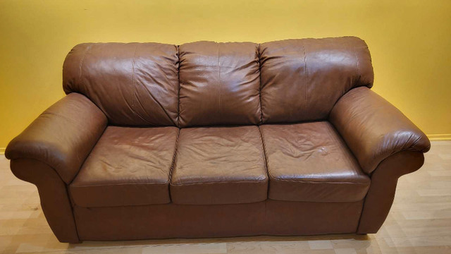 Sofa en cuir dans Sofas et futons  à Ville de Montréal - Image 2