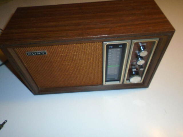 Vintage Sony TFM-9450W 11 Transistor 2 Band Radio Walnut Wood Gr in Stereo Systems & Home Theatre in Ottawa