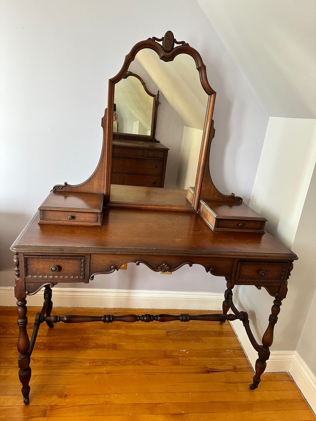 Antique makeup vanity Commodes et armoires Ouest de l’Île Kijiji