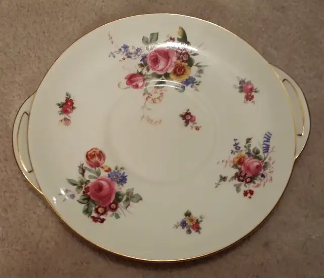 Royal Doulton Canadian National System Cake Plate in Arts & Collectibles in Burnaby/New Westminster - Image 2