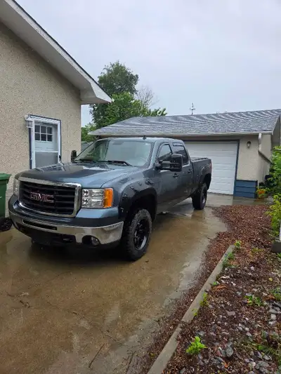 Hi, I am selling my 2008 GMC Sierra 2500 HD 6.0L the truck has a ding here or there for the year but...