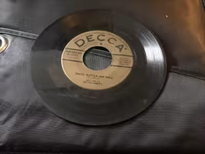 Face A/A side :”(We’re Gonna) Rock around the clock” sur étiquette DECCA Face B/B side :”Shake, ratt...