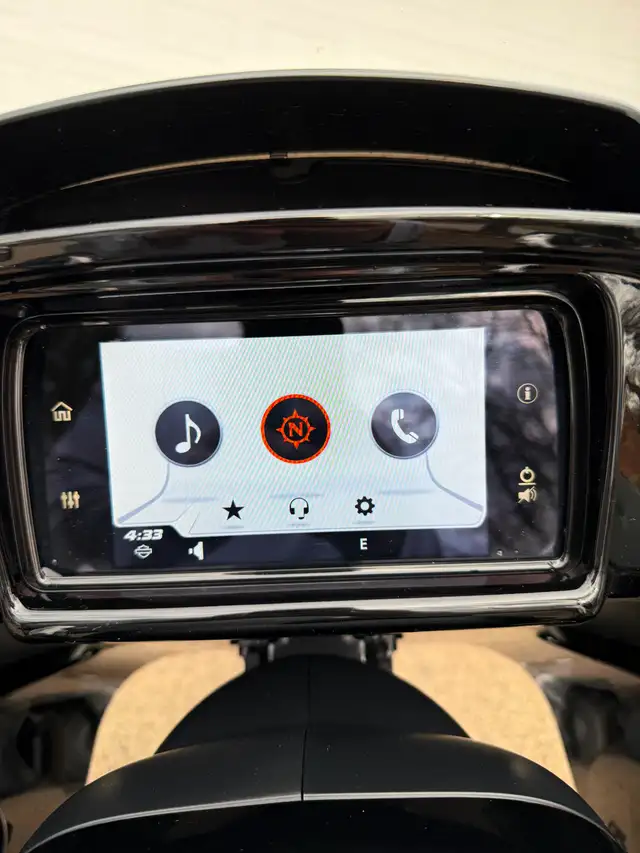 2021 Harley Davidson Road Glide Limited in Street, Cruisers & Choppers in London - Image 10