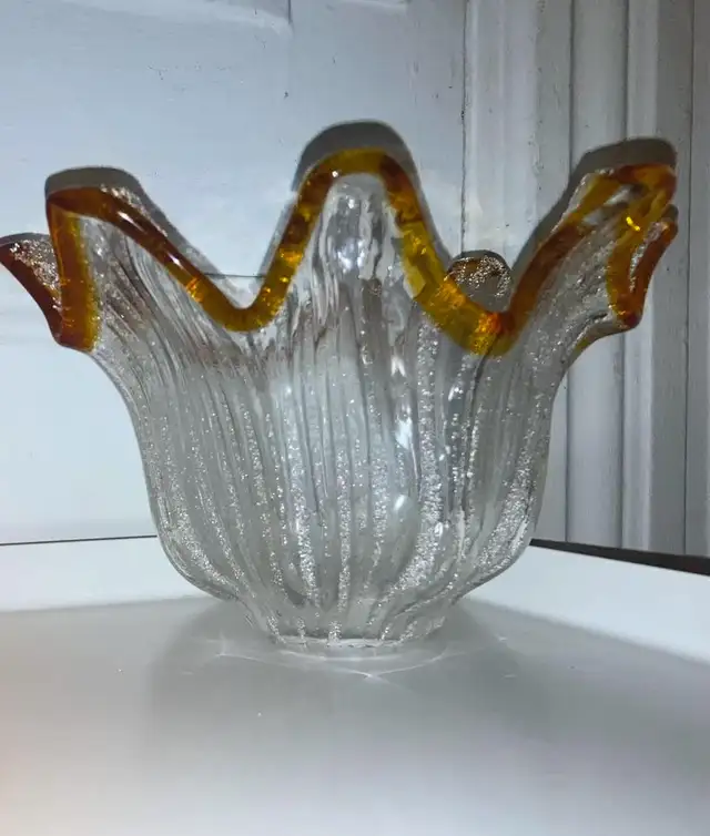 1960/70 Italian Murano Handblown Glass Scallop Tulip Light Shade in Indoor Lighting & Fans in City of Montréal - Image 6