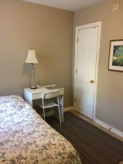 June Sublet Available – Annex, Toronto Perfect for someone travelling light, a travelling nurse/stud...