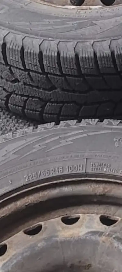 À vendre : 4 pneus d’hiver Toyo 225/65R16 avec jantes, très peu utilisés — moins de 2 mois l’hiver d...