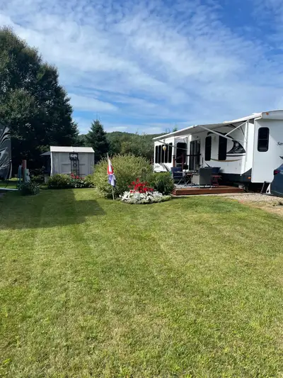 Beautiful couples park model trailer Located on a premium lot camping Royal Papineau, Lac D’Argile,...