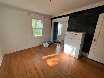 1 furnished room available in Summer Sublet near UWO campus and London downtown Available from June-...