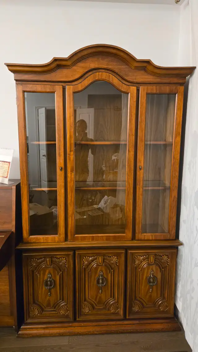 Wooden Buffet & Hutch in Hutches & Display Cabinets in Ottawa - Image 3
