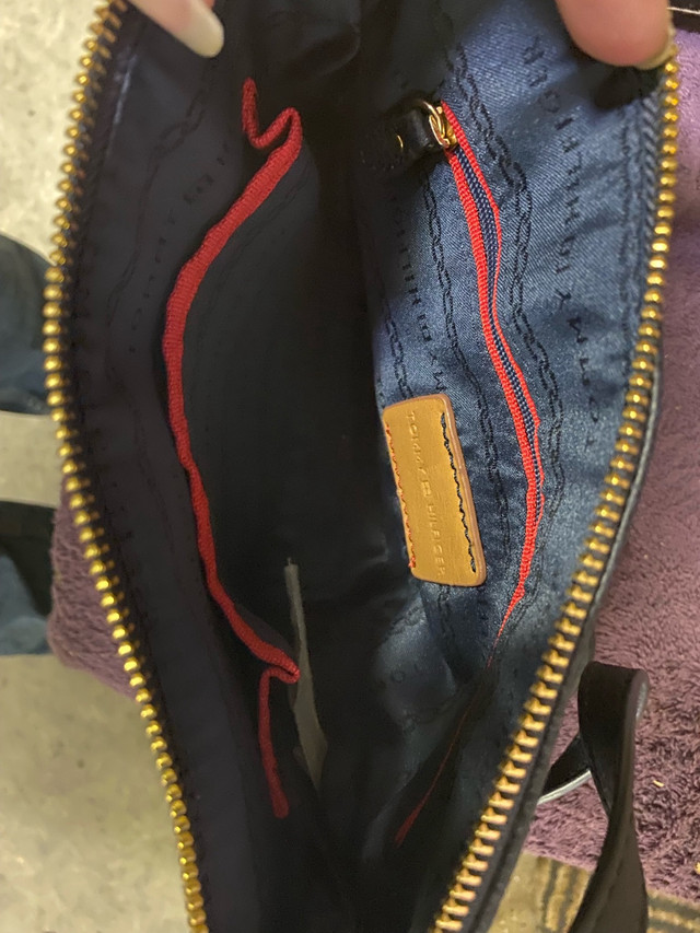 Tommy Hilfiger purse in Women's - Bags & Wallets in Red Deer - Image 2