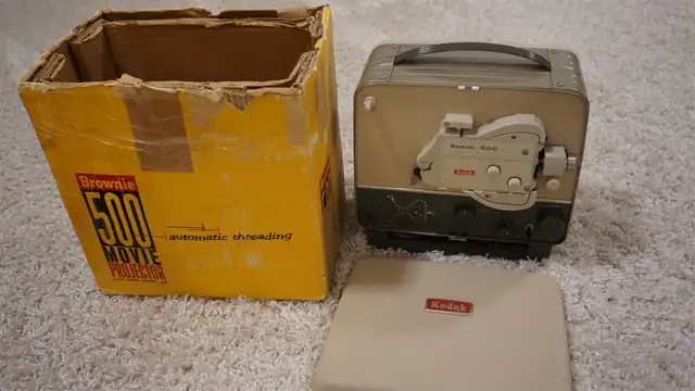 Vintage KODAK BROWNIE 500 8mm movie projector in Arts & Collectibles in Saskatoon - Image 7