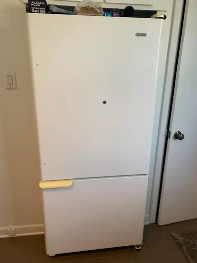 À vendre Frigo, cuisinière, four micro ondes et commodes, View more