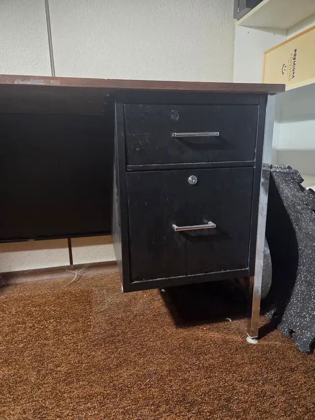 Metal Desk in Desks in Ottawa - Image 3