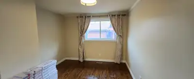 Upstairs room for lease in 7 bedroom bungalow. Girls only house. Common spaces to share. Spacious an...
