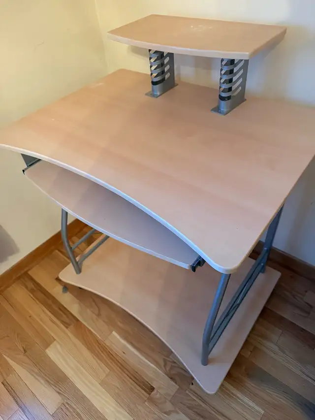 Computer table565173378016890881