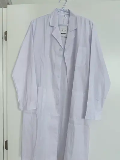 Brand new lab coat. Completely new! If you are k retested, contact me! ⭐️ If you want size and more...