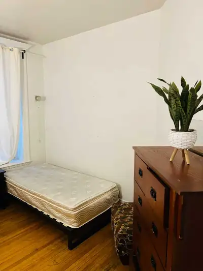 Chambre disponible – 2 min du métro Guy-Concordia, Montreal Salut, Je loue une chambre meublée près...