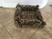GORGEOUS DOG BED DIM 20x20 INCHES 