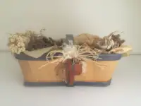 Panier en bois avec arrangement de fleurs séchées