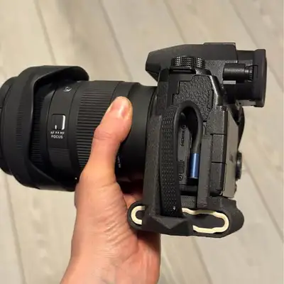 Secure SSD holder designed for Samsung T7 when used with Panasonic Lumix S5IIX. Keeps the SSD firmly...