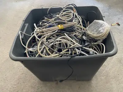 Boîte pleine de + de 100 fils de toutes sortes, View more