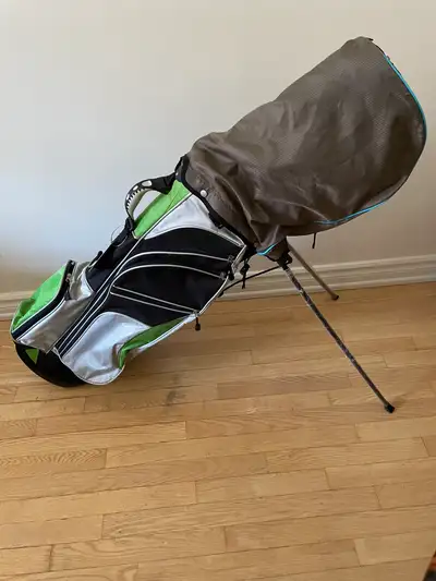 Deux sacs de golf droitier et batons  Femme / Golf bags and club, View more