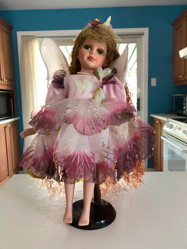 POUPÉE-ANGE CATHAY COLLECTION 17"HAUT PORCELAINE+COLLIER: $25.00 dans Jouets  à Longueuil/Rive Sud