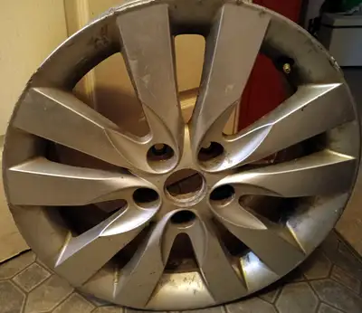 Original factory alloy rims from a 2010 Kia Forte in fairly good shape. They have some rust and scuf...