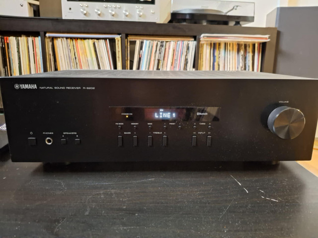 Amplificateur / Receiver Yamaha R-S202 (comme neuf) dans Chaînes stéréo  à Ville de Montréal