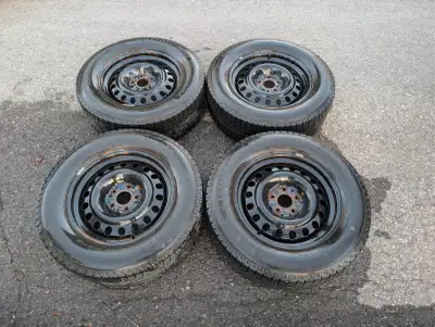 Ensemble de 4 pneus d’hiver Michelin Latitude X-Ice 235/65 R17 sur rims en acier • Dimension : 235/6...