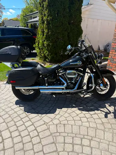 This Harley- Davidson heritage is perfect to go cursing this summer. It's in excellent shape