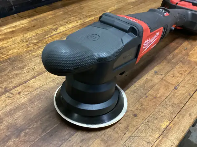 MILWAUKEE M18 FUEL BR. 15MM RANDOM ORBITAL POLISHER/6.0 AH BATT. in Power Tools in Barrie - Image 3