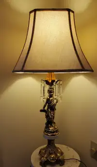 VINTAGE SHERUB CRYSTAL LAMP