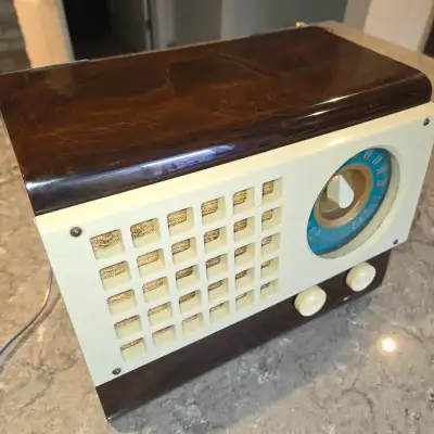 1946 Catalin Radio by Emerson. Perfect case plays well. Restored, View more