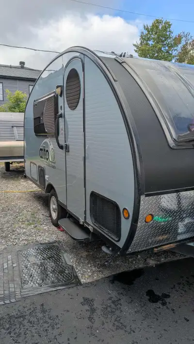 Roulotte Alto 1743 année 2015 avec beaucoup options,3 coffres extérieur, thermopompe (climatisation,...