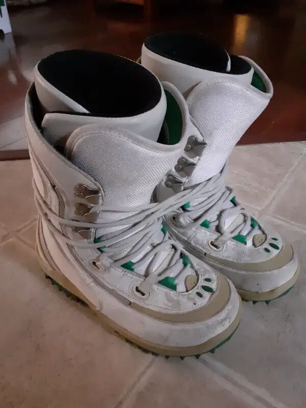 snowboards / downhill ski boots -- kids youth size in Ski in Calgary - Image 7