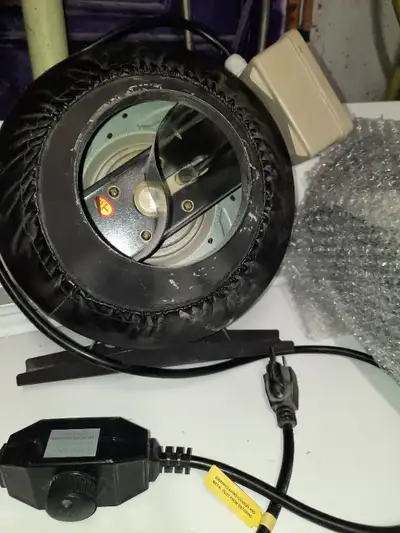 Inline fan and grow lights Used for a few seasons for seed starting/seedlings Fan will need a vacuum...
