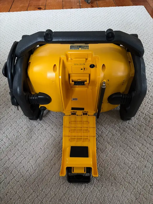 Dewalt Cordless/Corded radio in General Electronics in Kitchener / Waterloo - Image 6