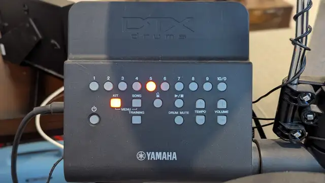 Yamaha Electronic Drumset c/w Roland amplifier in Drums & Percussion in Calgary - Image 5