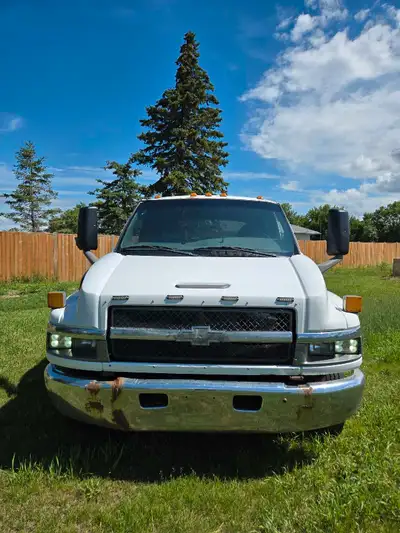 Flatbed tow truck for sale 2006 Chevrolet C5500 6.0 Duramax diesel engine Extended cab with 4 doors,...