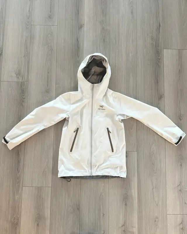 Arc’teryx Goretex in Women's - Other in Kingston - Image 2