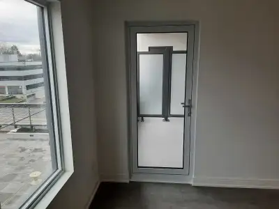 Bright and Spacious 1 Bedroom unit at outstanding Newmarket Location steps to Southlake General Hosp...