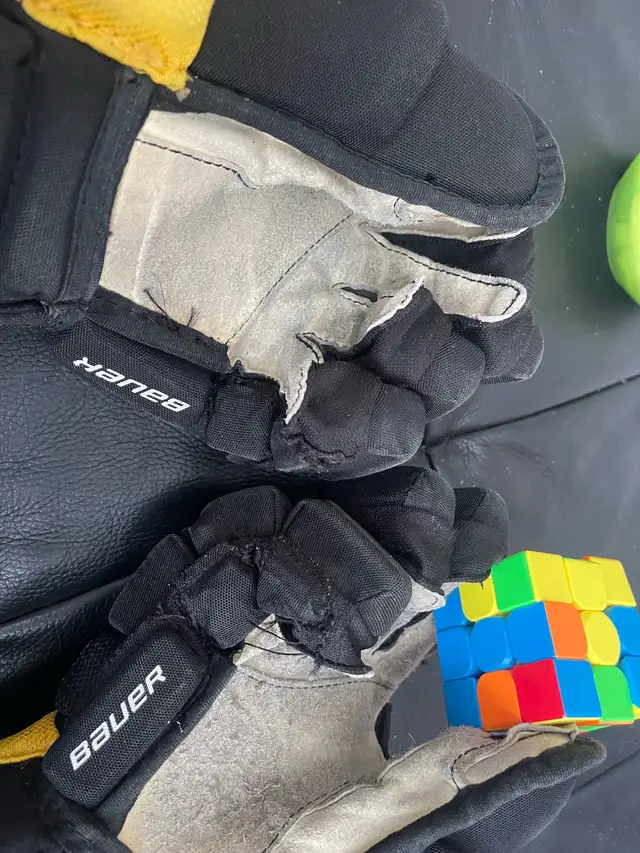 Strathcona warriors hockey gloves & jacket in Hockey in Strathcona County - Image 2