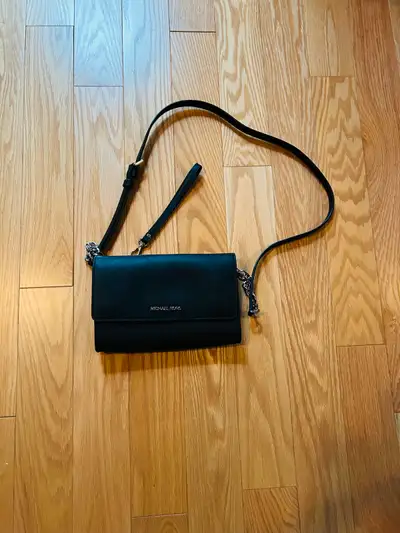 Micheal Kors crossbody bag New Can use as clutch too New $35
