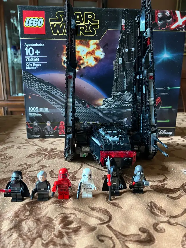 LEGO 75256 Kylo Ren’s Shuttle63804702502659120