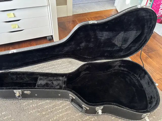 Acoustic hard shell guitar case  in Guitars in St. Albert - Image 3